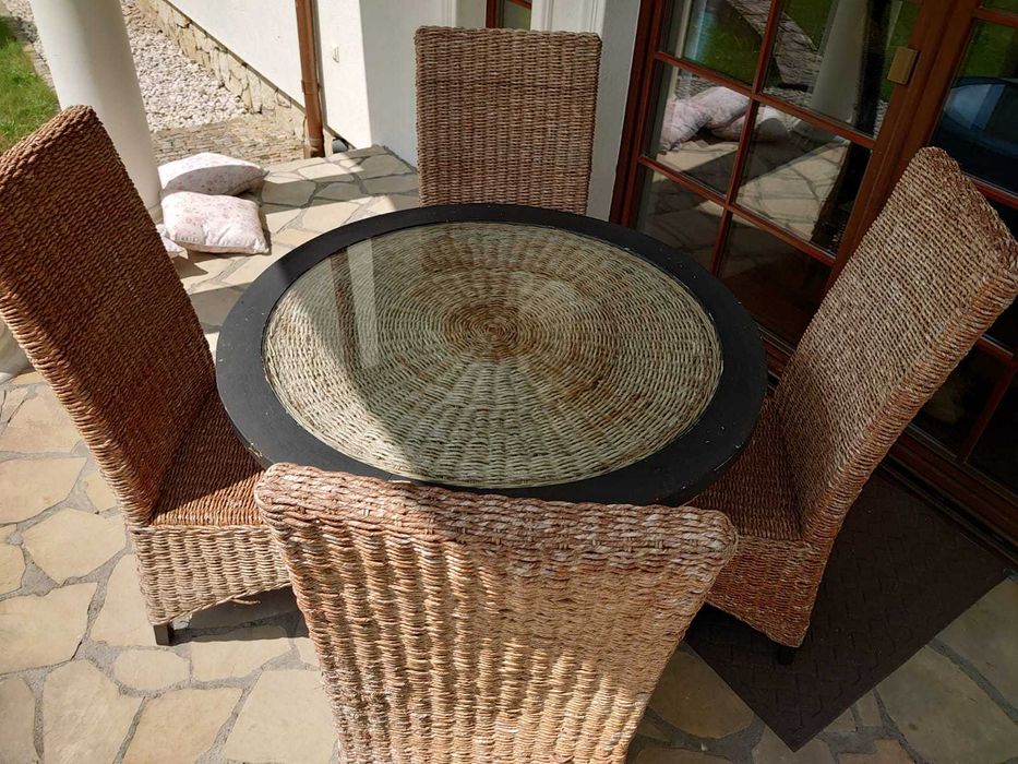 Stół + 4 krzesła i poduszki na dębowych stelażach, prawdziwy rattan