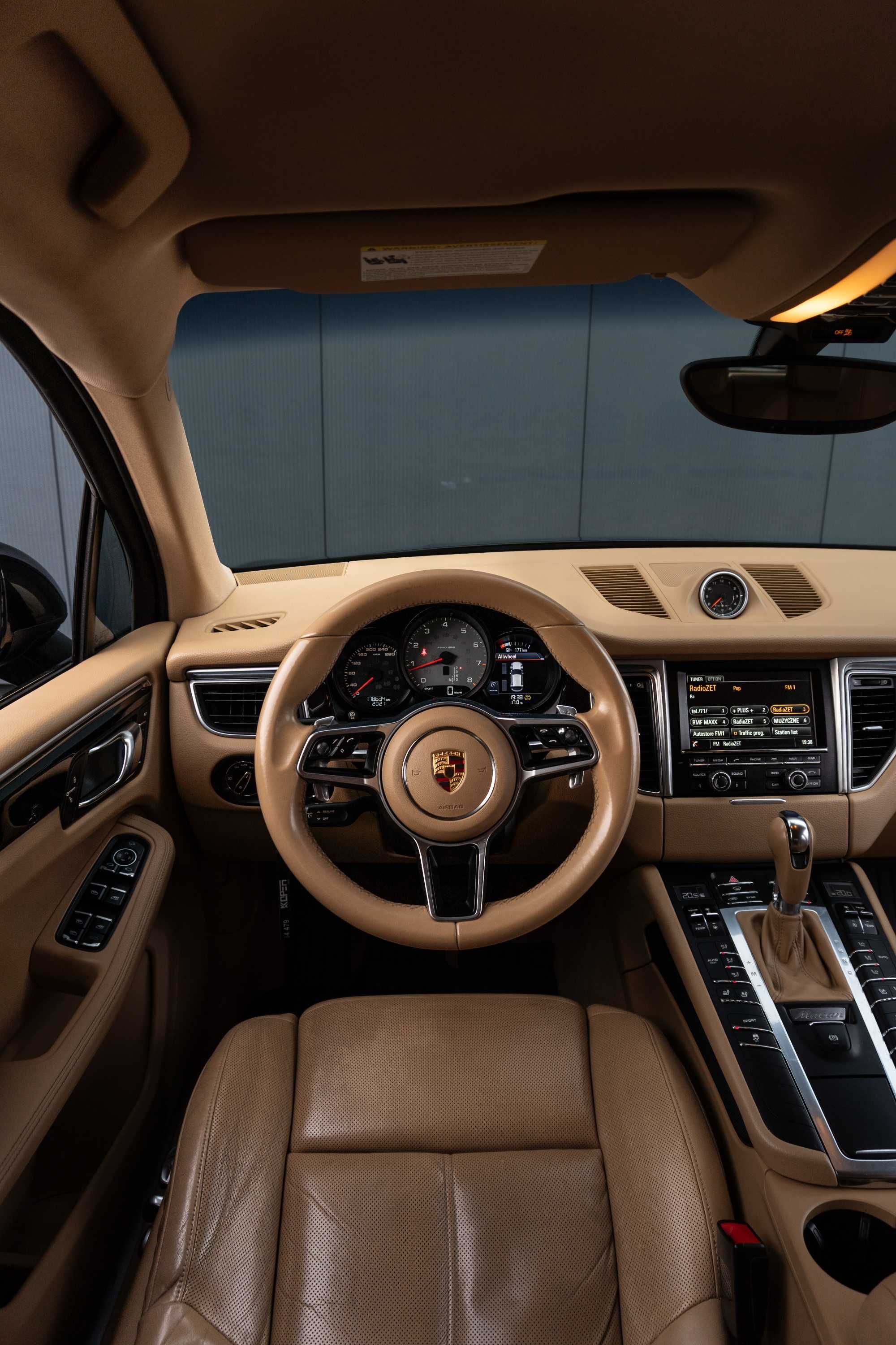 Wynajem bez limitu bez kaucji PORSCHE MACAN S Wypożyczalnia aut GŁOGÓW
