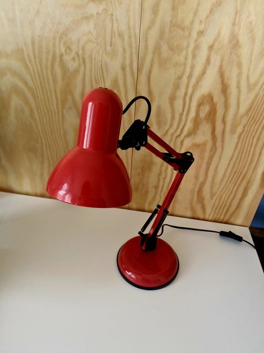 Czerwona lampka na biurko