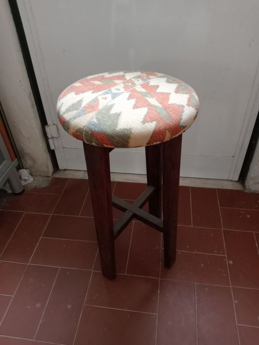 Dois bancos em madeira