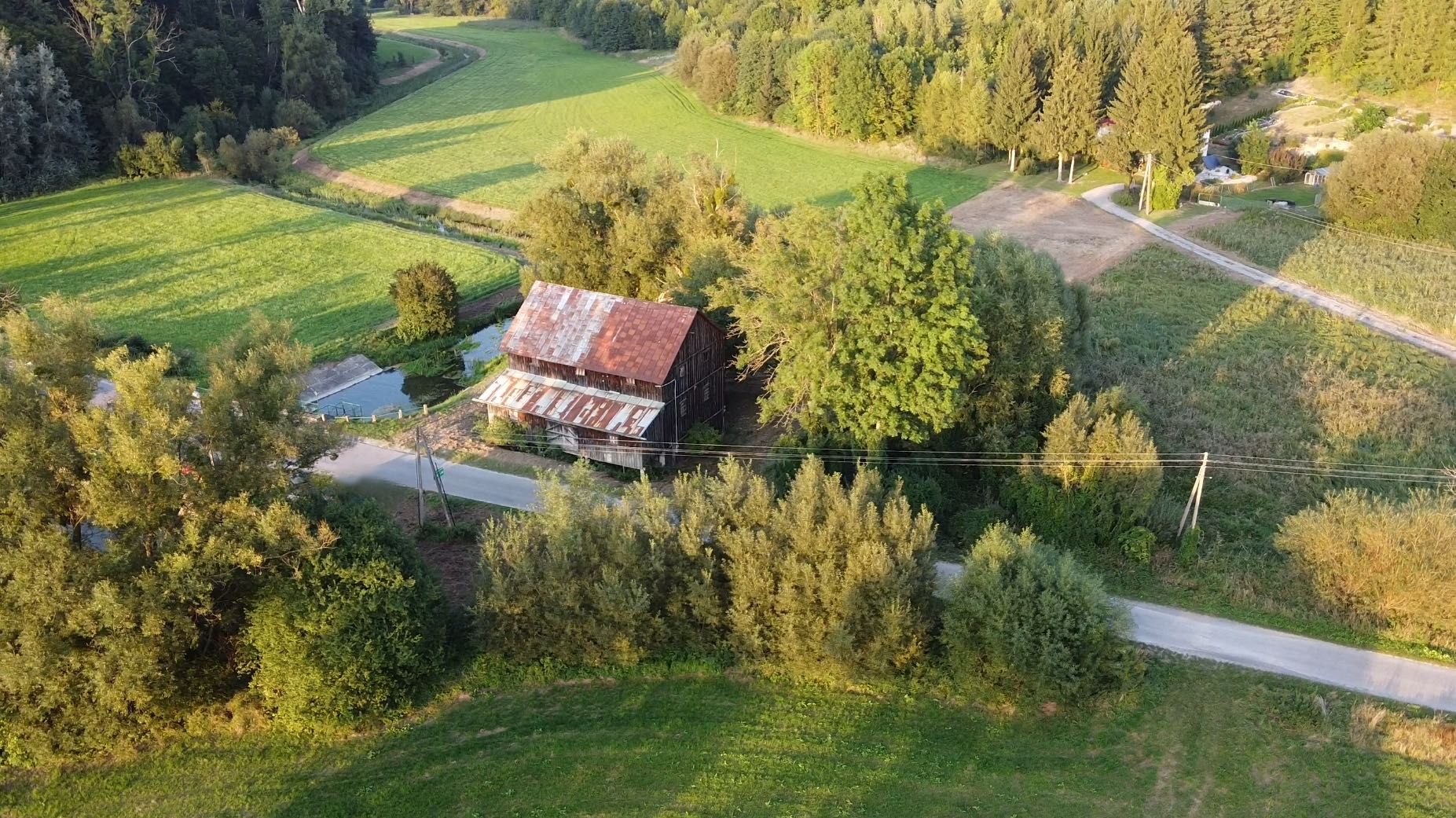 Młyn ze starodrzewia bezpośrednio przy rzece