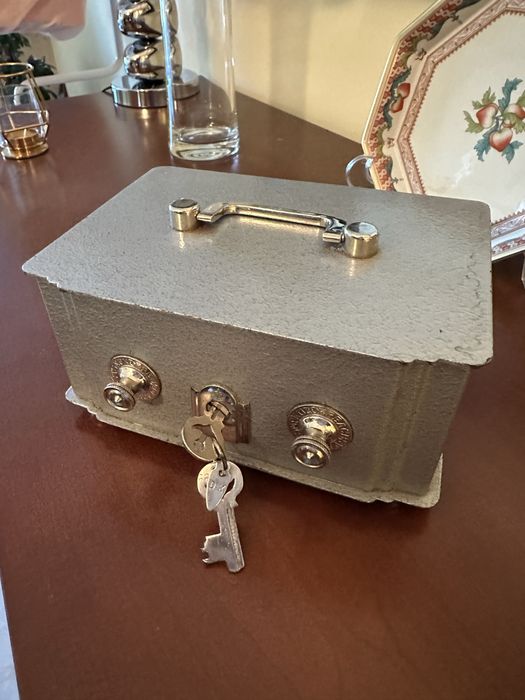 Cofre metálico manual