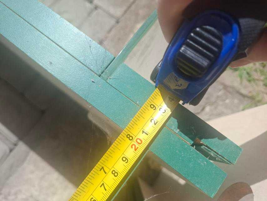 Стенд з поличками