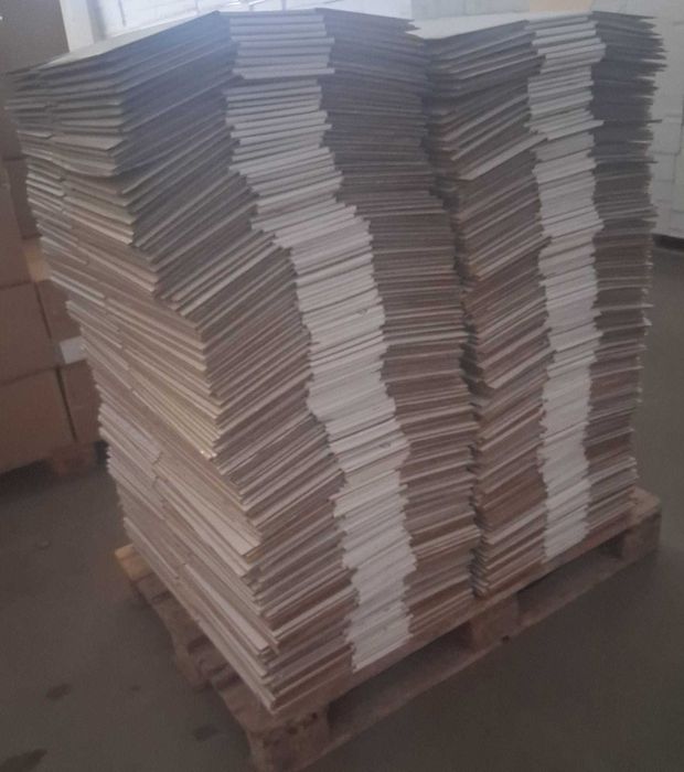 Kartony używane 36x41,5x15 cm – mocna tektura, biały kolor