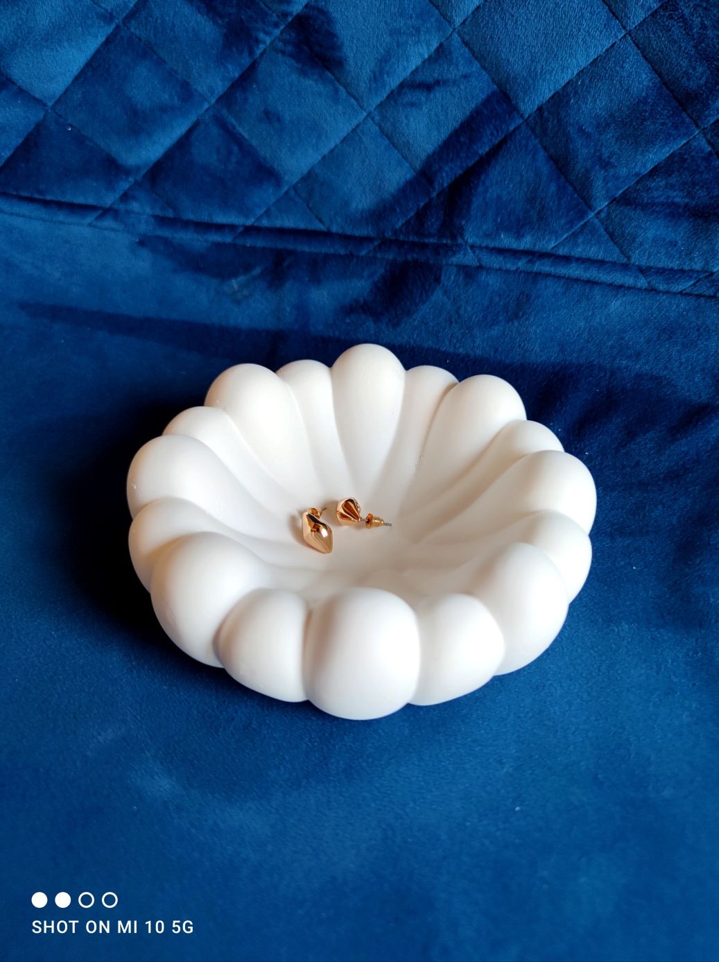 Podstawka podkładka na biżuterię drobiazgi biała z gipsu handmade