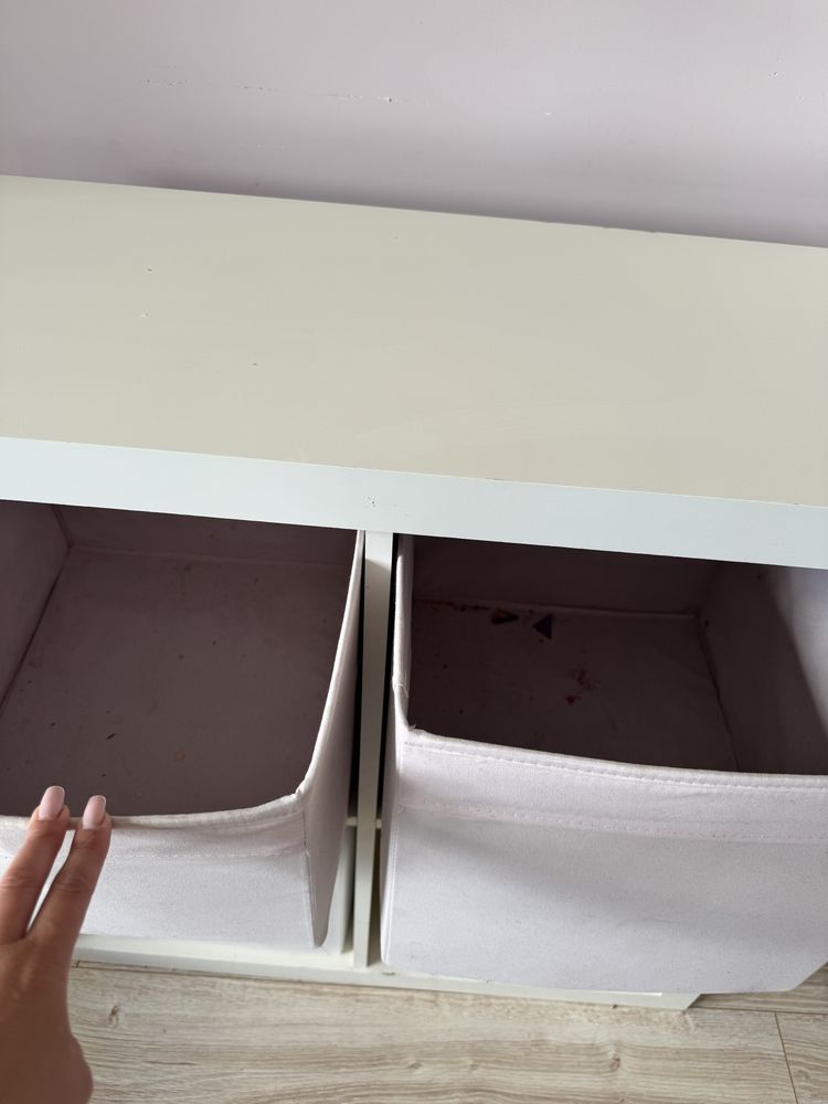 Regał ikea kallax z pojemnikami