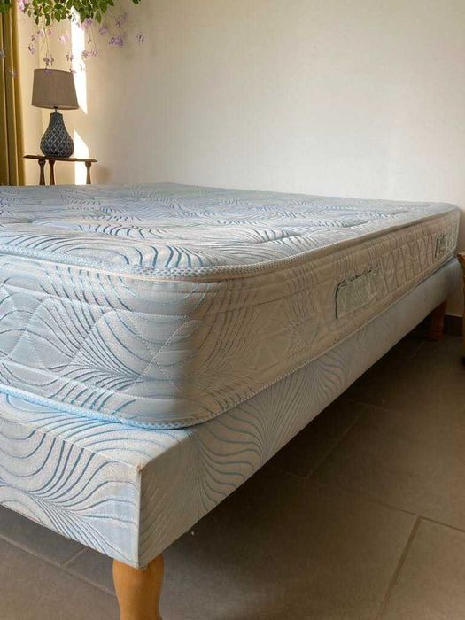 Base de cama com colchão 140/190 limpo e funcional