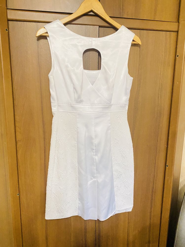 Платье белое , размер 44-46.