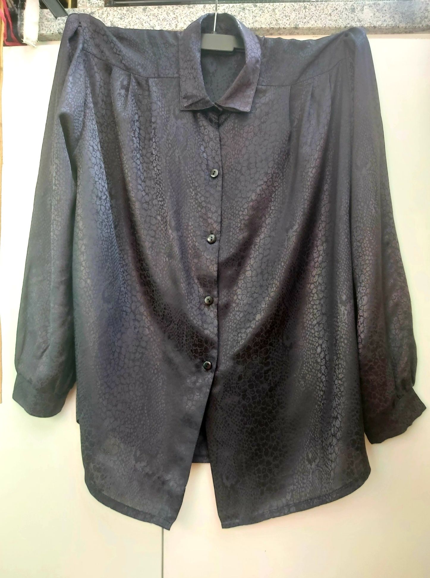 Camisa/Blusa preta com print cobra
