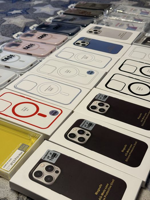 Багато різних чохлів на айфони