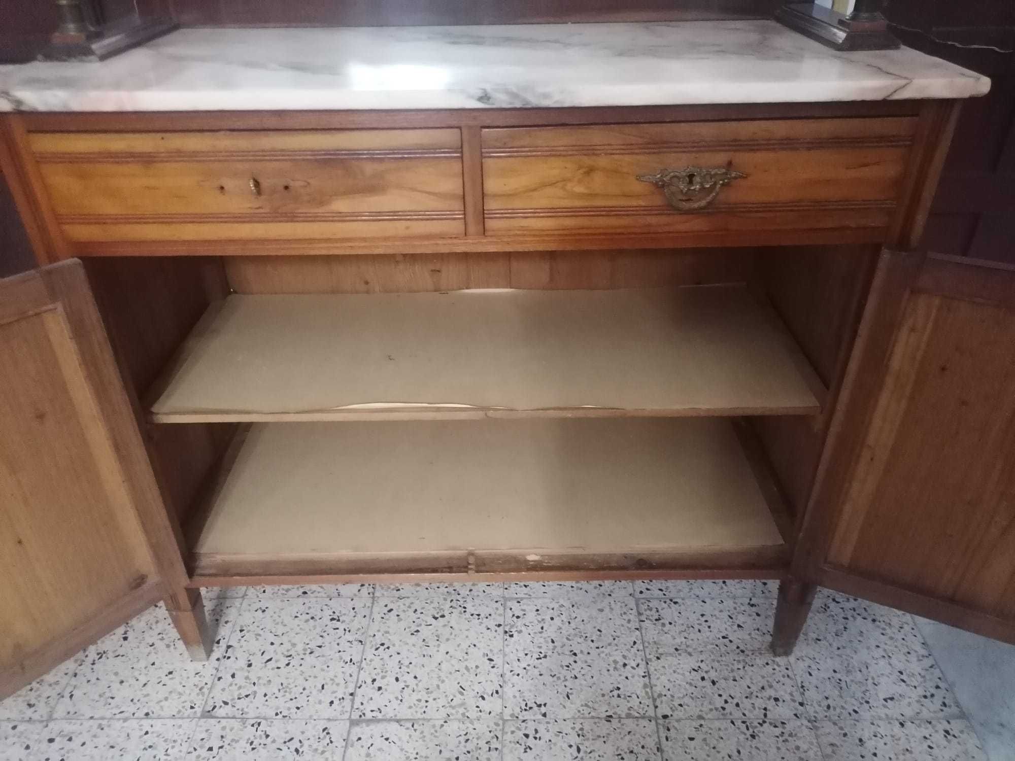 Móvel cristaleira antigo