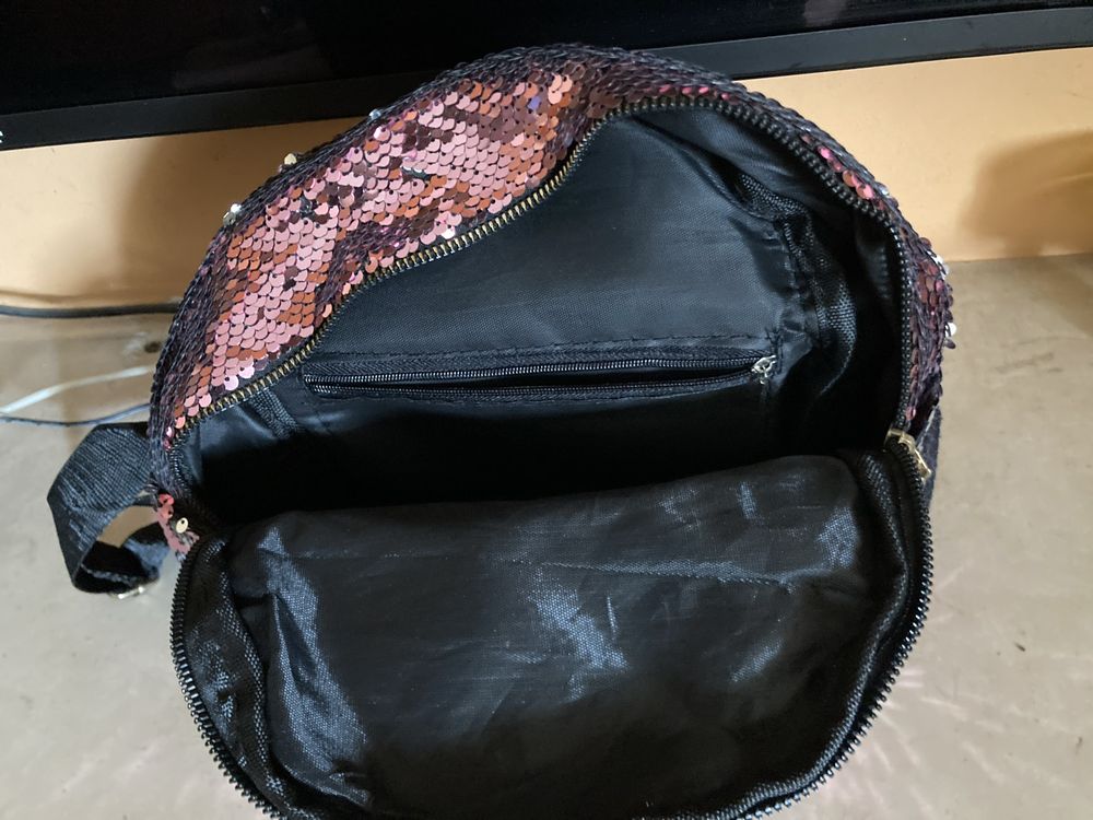Mochila pequena como nova brilhante em bom estado