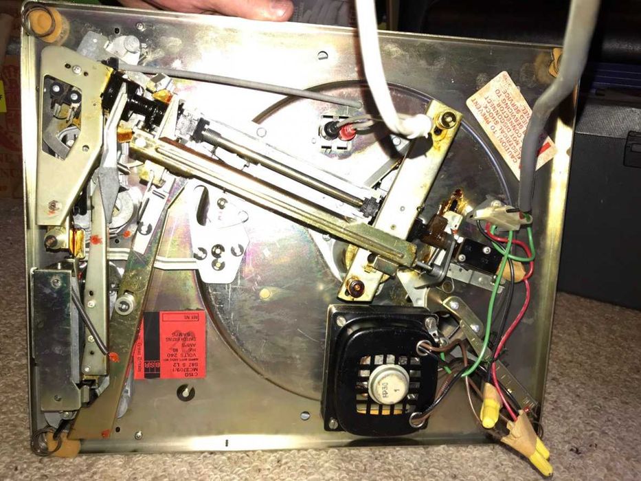 Turntable BSR McDonald 710, sem cabeça e tampa em falta.