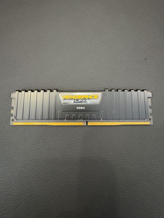 Módulo 16 GB – Corsair Vengeance LPX CMK16GX4M1B3000C15 (1×16 GB)