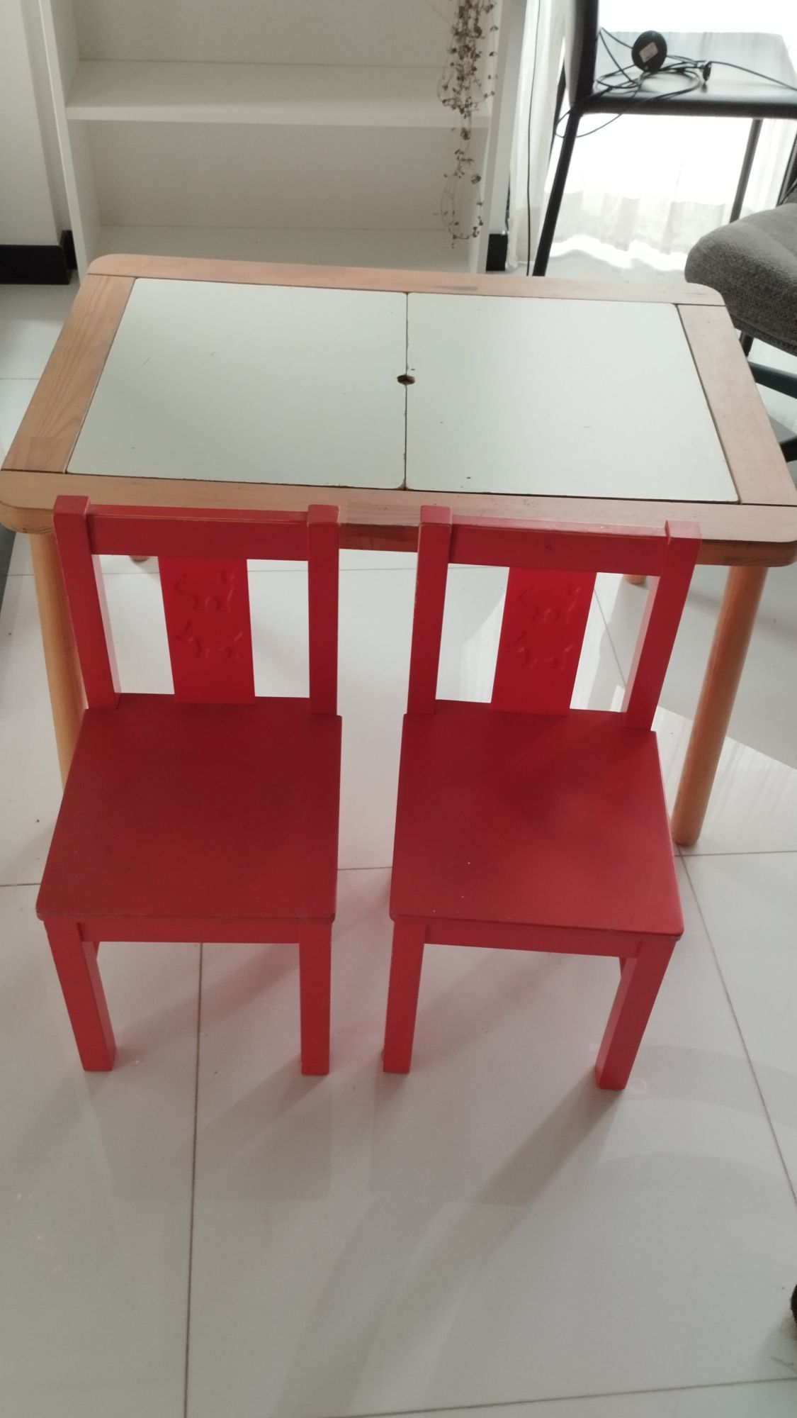 Zestaw IKEA – stolik FLISAT + 2 czerwone krzesła KRITTER + 2 pojemniki