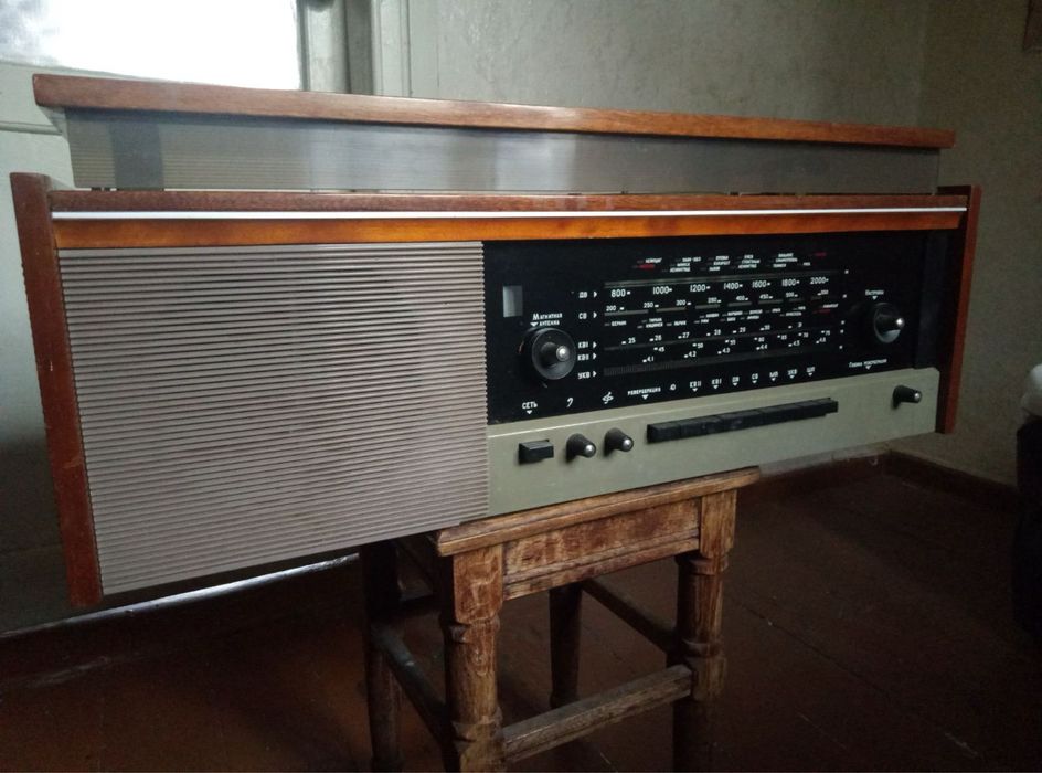 Радіола робоча, з дерев’яним корпусом