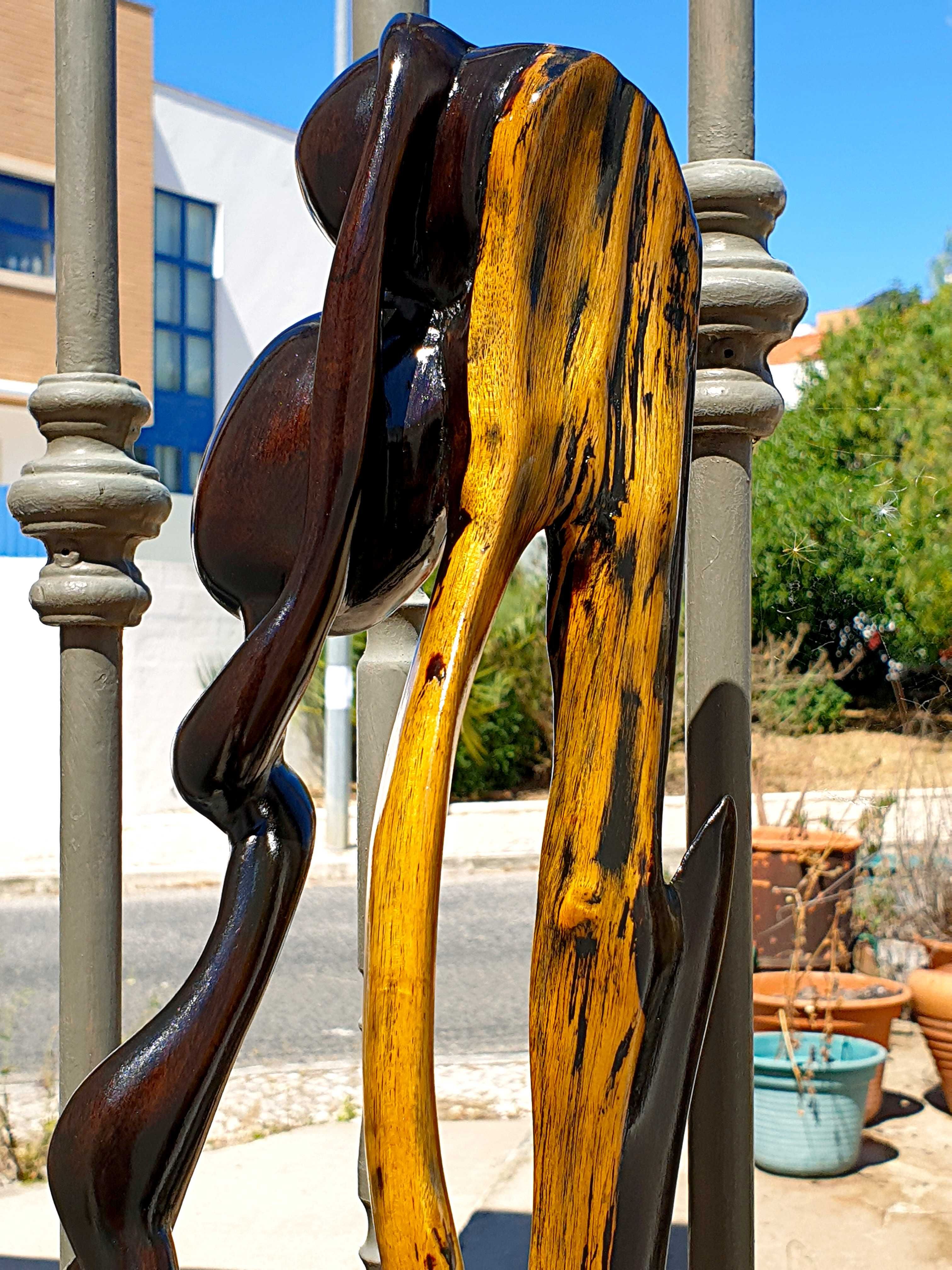 Escultura em madeira africana rara feita de madeira Mpingo da Tanzânia