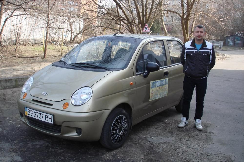 Инструктор по вождению автомобиля.