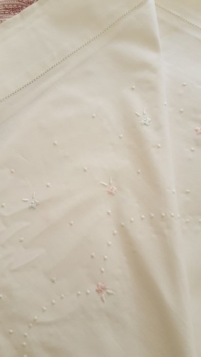 Lençol novo e 2 almofadas e bordado à mão