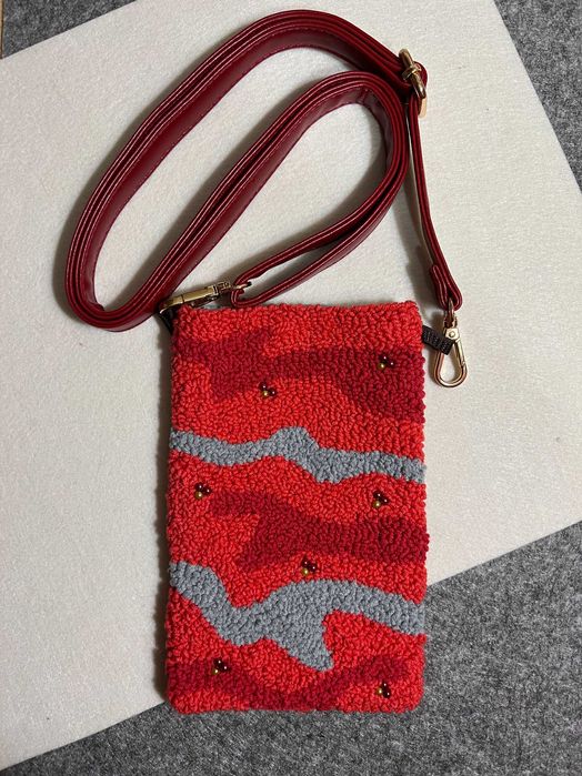 Для телефона сумочка.