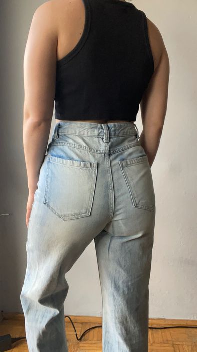 Jasne jeansy dzwony poszerzane nogawki wysoki stan