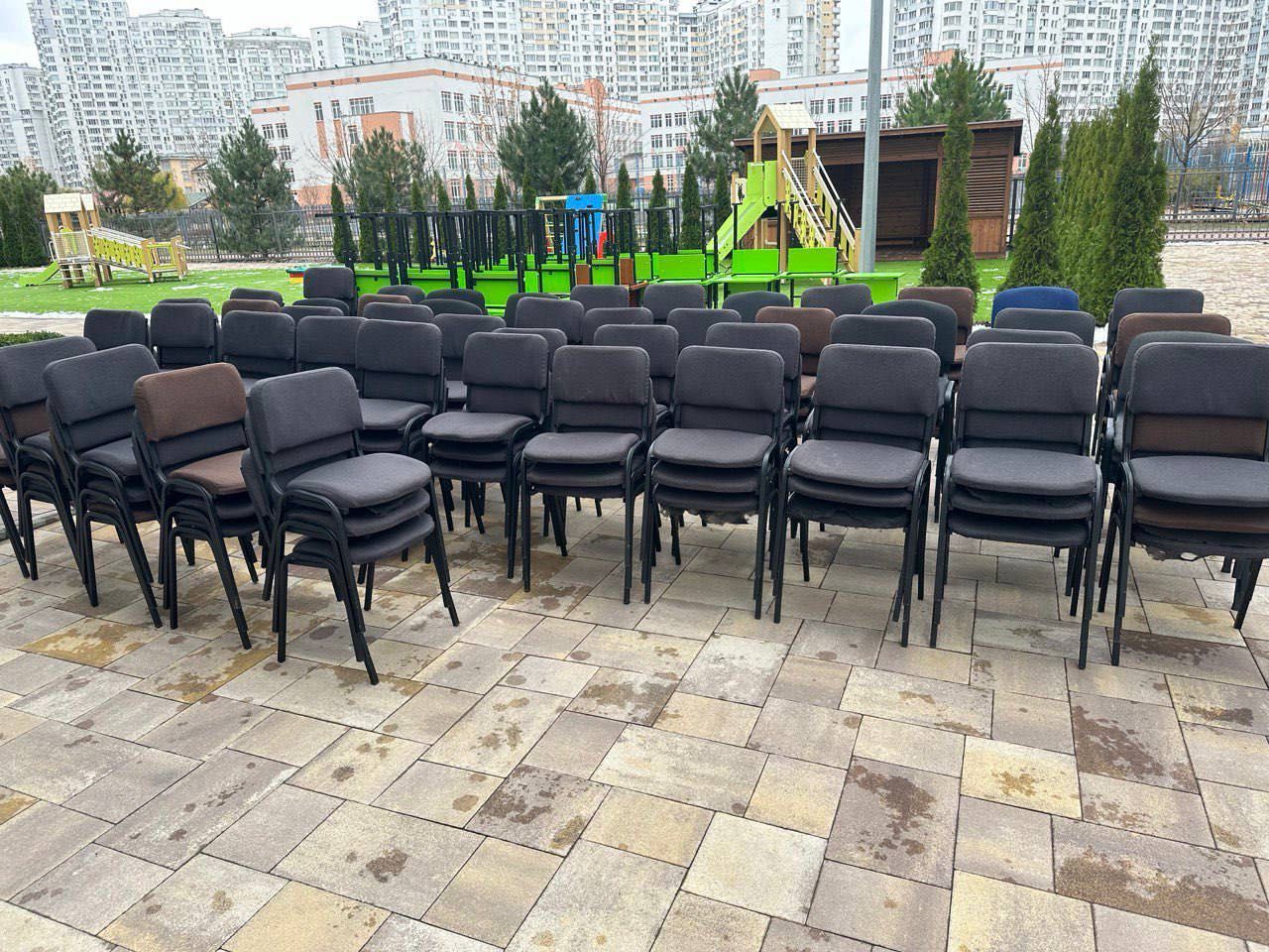 Розпродаж меблів навчального закладу стільці столи тумби
