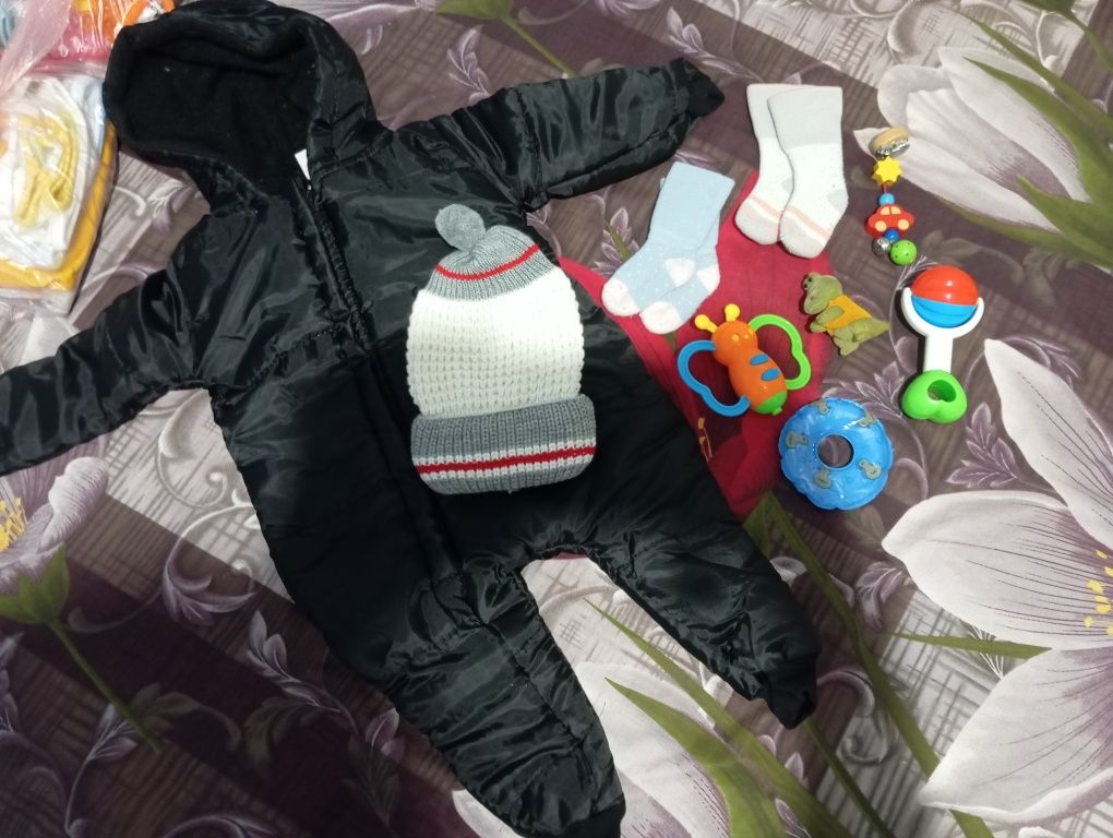 Речі для новонароджених і брязкальця.