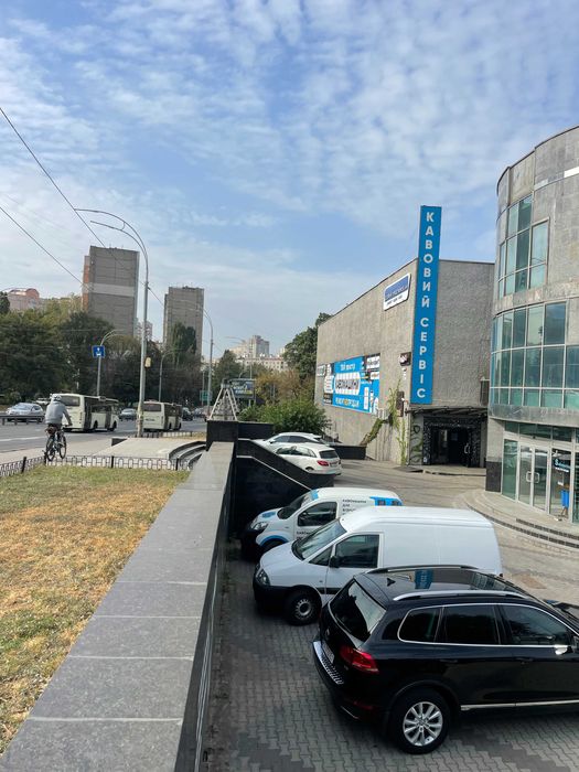 Аренда фасадного помещения 350 м2, ул. Вадима Гетьмана 27, рядом метро