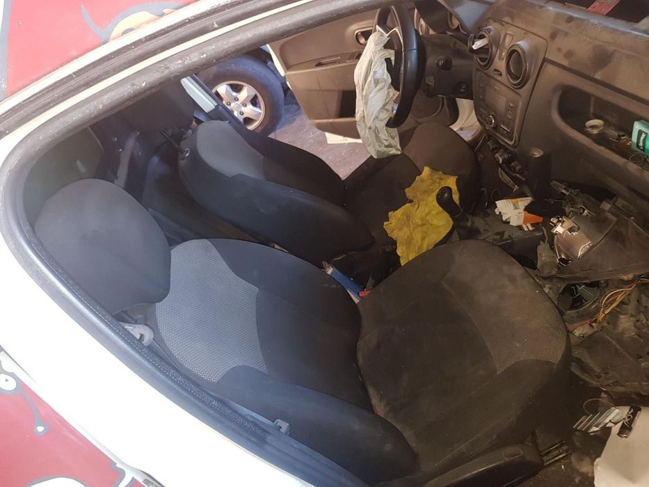 BANCO FRENTE DIREITO DACIA DOKKER