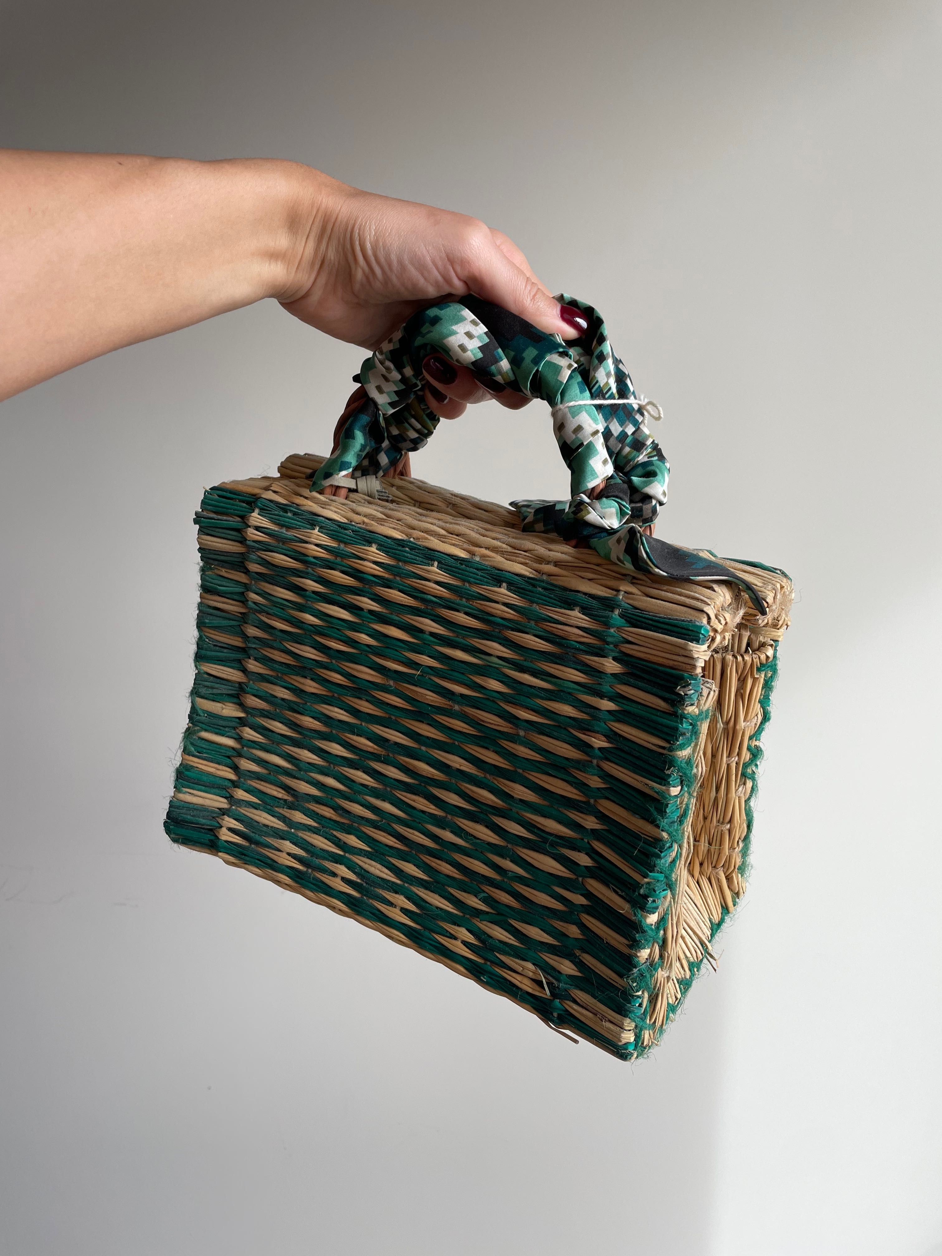 Mala/ Cesta feita à mão com laço verde