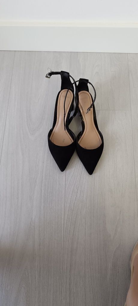 Sapatos pretos elegantes tamanho 35