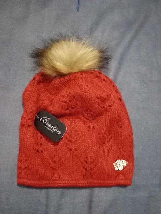 Шапки жіночі з помпоном.