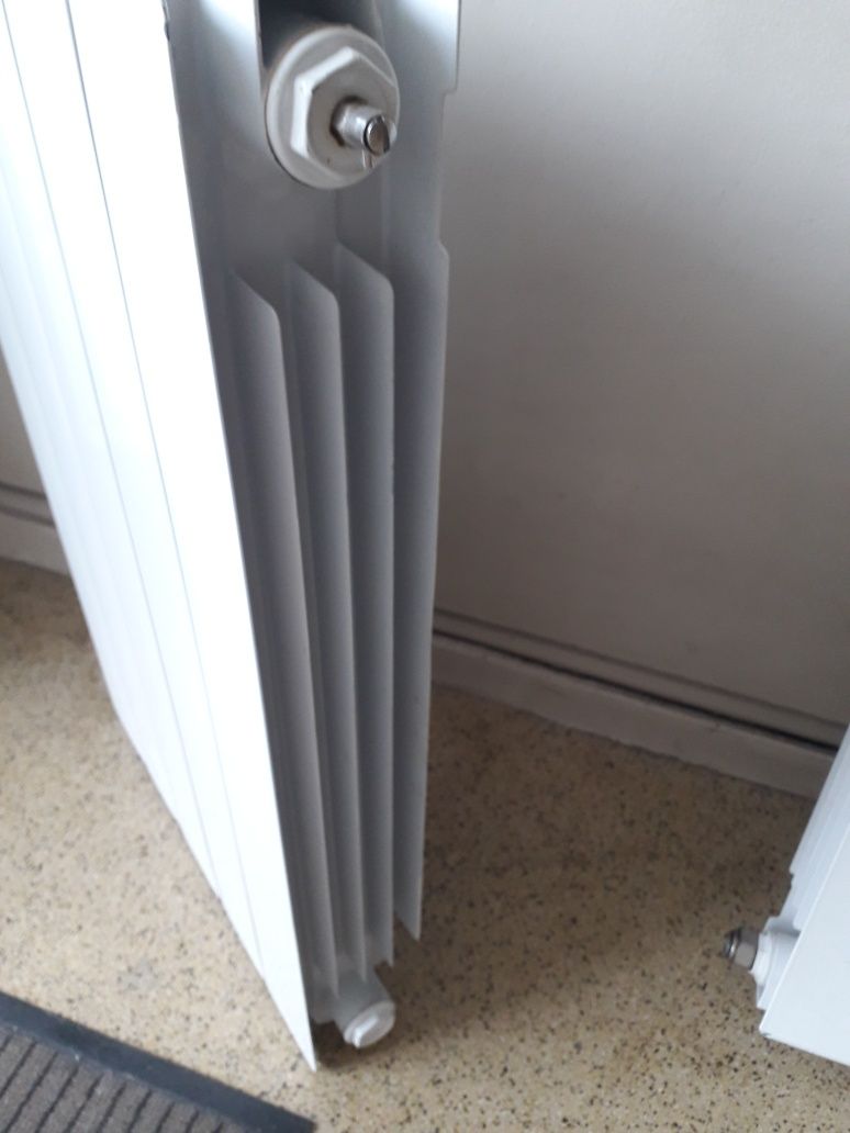 Dois radiadores de parede novos (Ler anuncio)