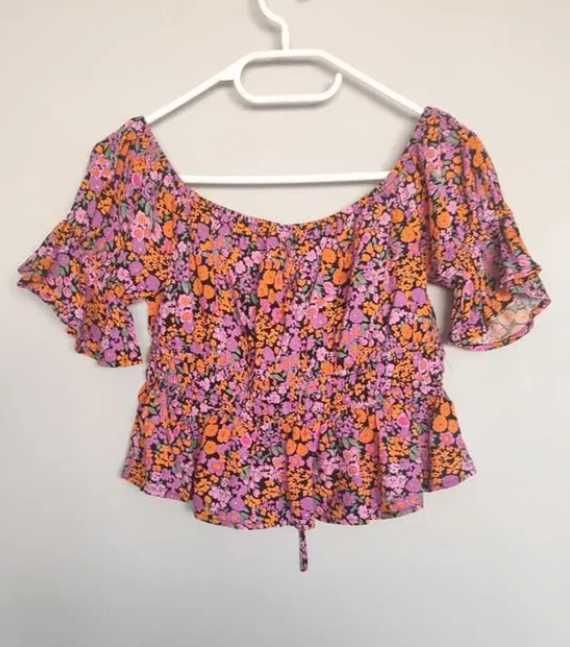 Krótki crop top z wiązaniem