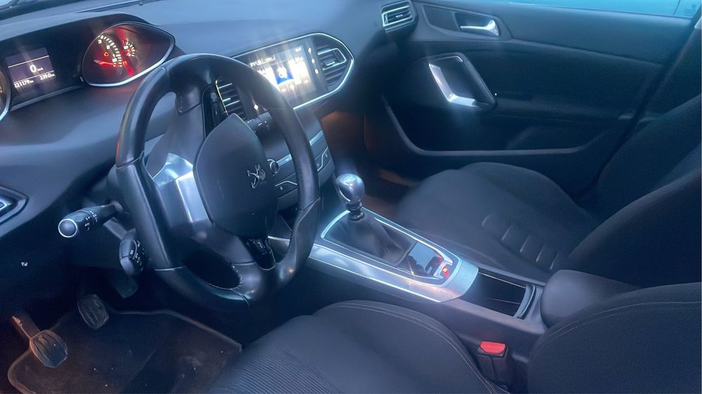 Sprzedam samochod peugeot 308.