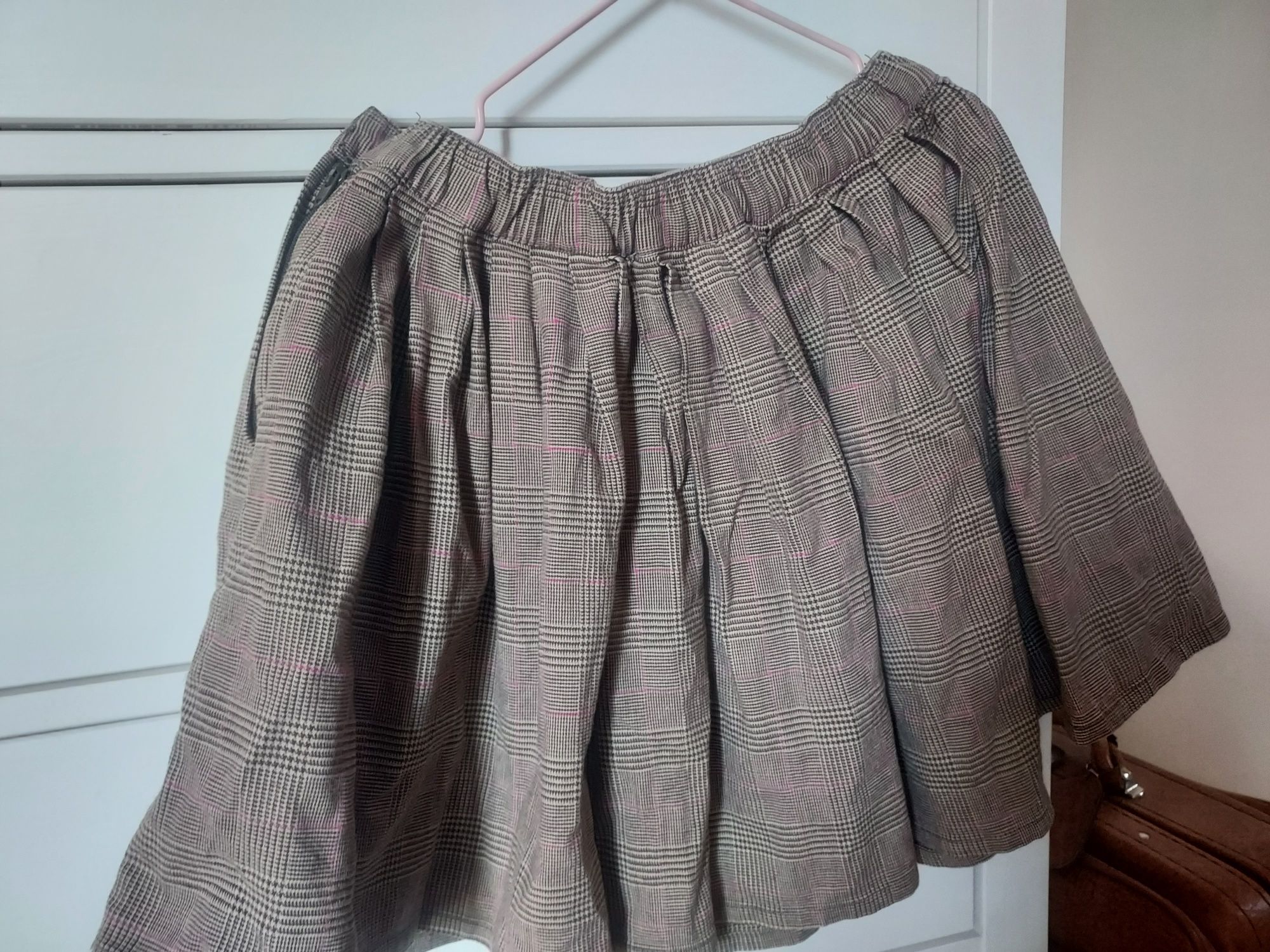 Spódniczka w kratkę  z szelkami.