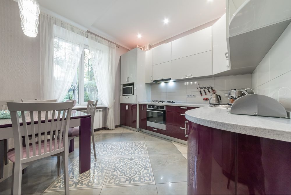 Без % Продається  шикарна квартира , 3 кімнати . Урядовий квартал .