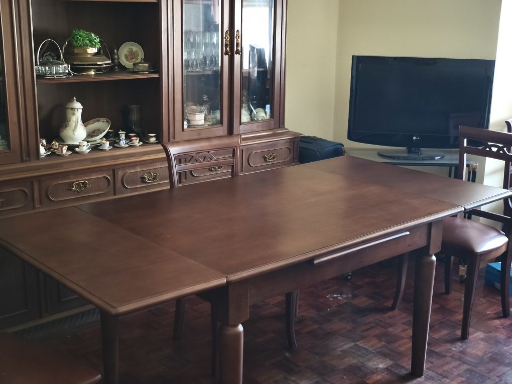 Mesa de jantar em madeira