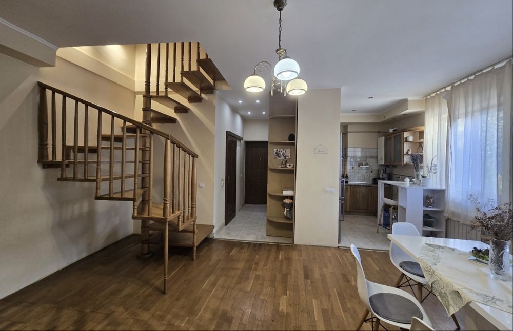 Напівособняк із загальним двориком