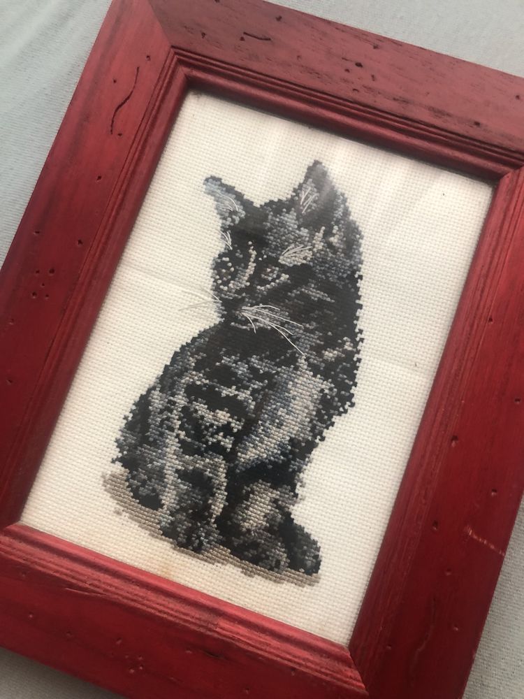 Śliczny obrazek , haftowany kotek . Rękodzieło