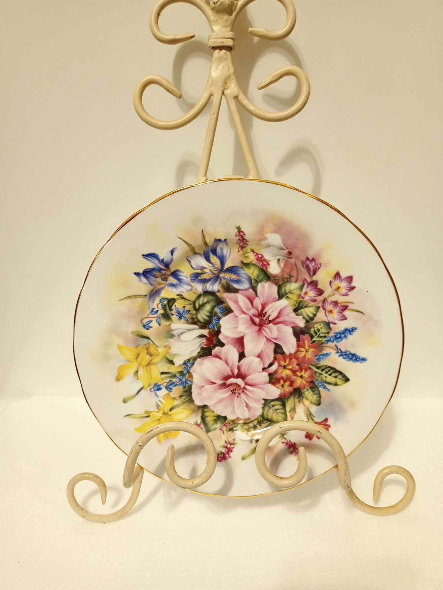 Ozdobny angielski talerz porcelana kostna  w kwiaty Bon China