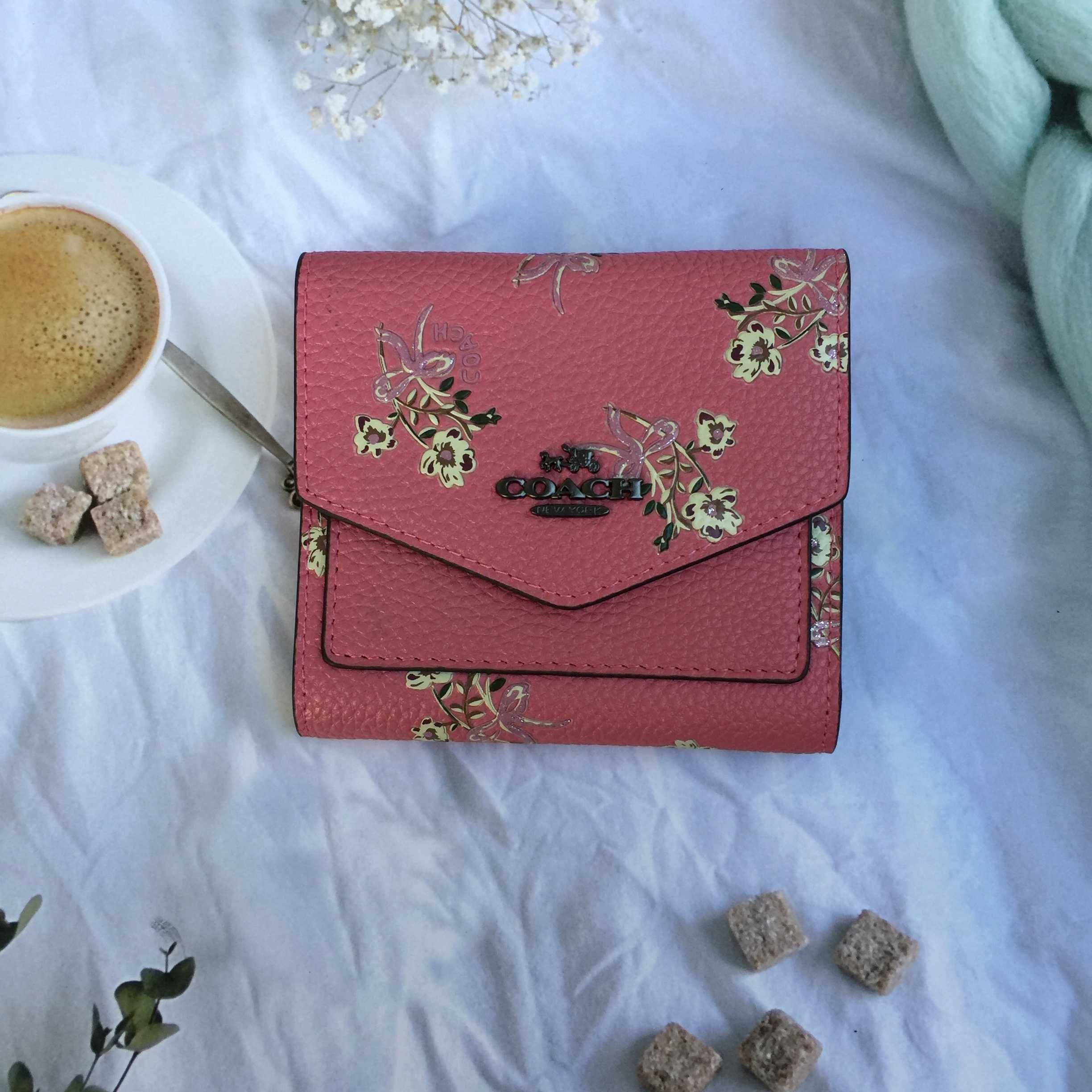 Carteira Coach Off-White com estampado de rosas