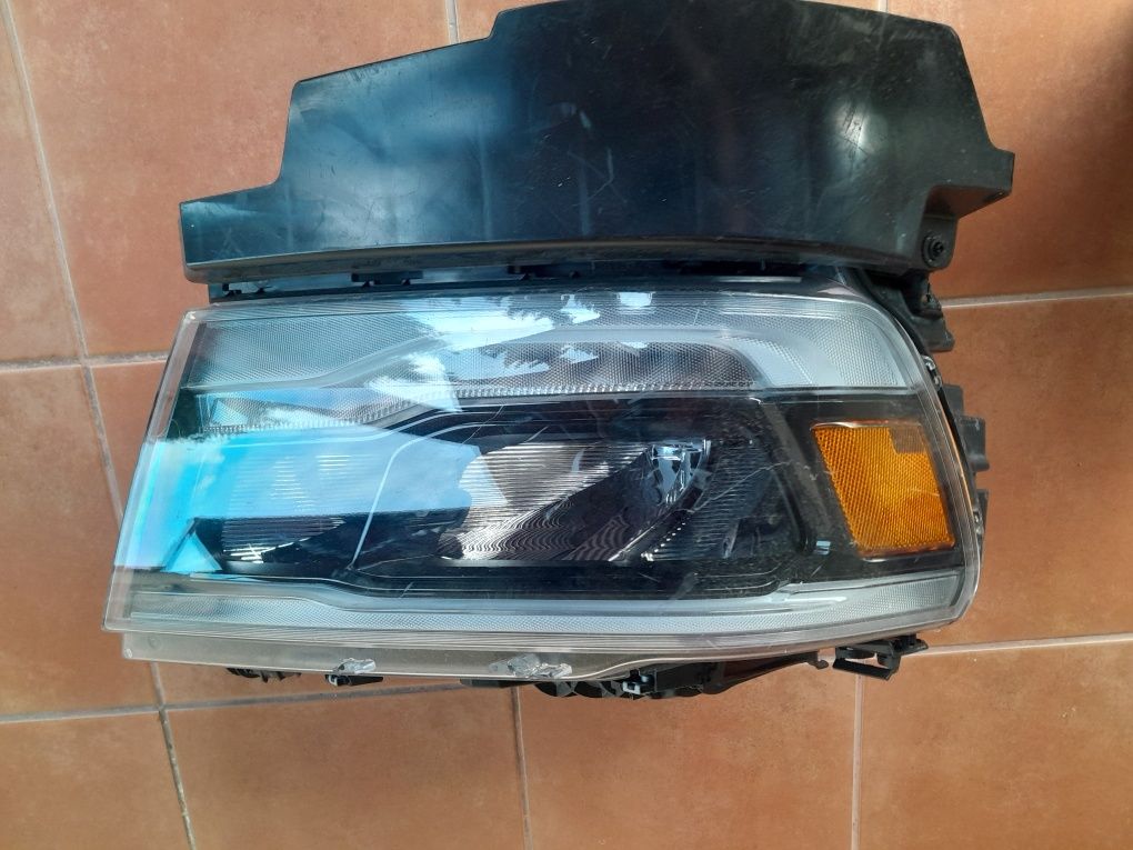 Lampa przednia dodge ram 1500 uszkodzona