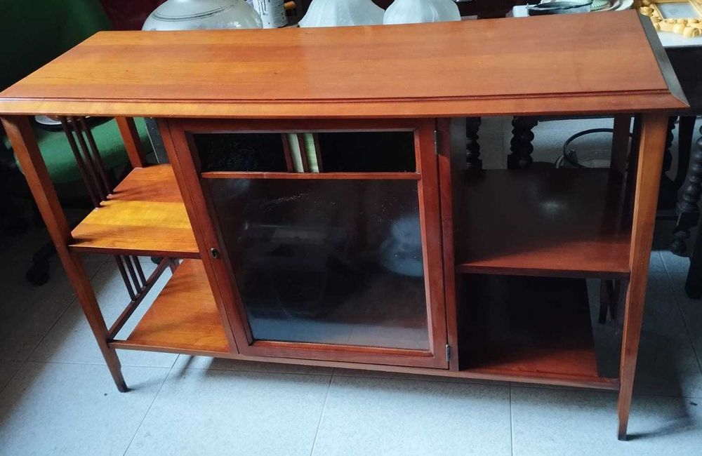 Aparador pés agulha, bar com luz e vidros coloridos e leitoso