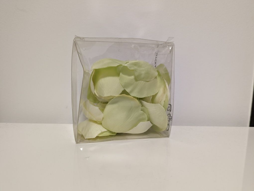 Smycka dekoracje ślubne Ikea płatki róż wypełnienie pudełka