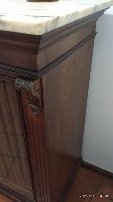 Móvel antigo com pedra mármore