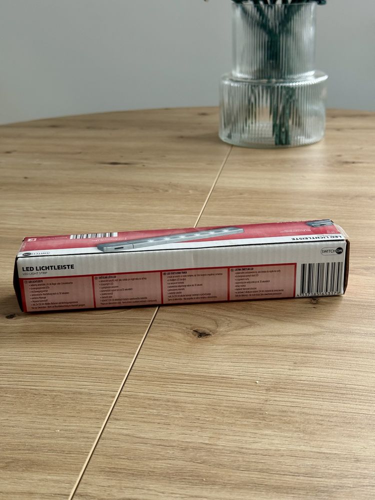 LED Lampa podszafkowa z Czujnikiem Ruchu - 6 LED, Baterie w Zestawie!