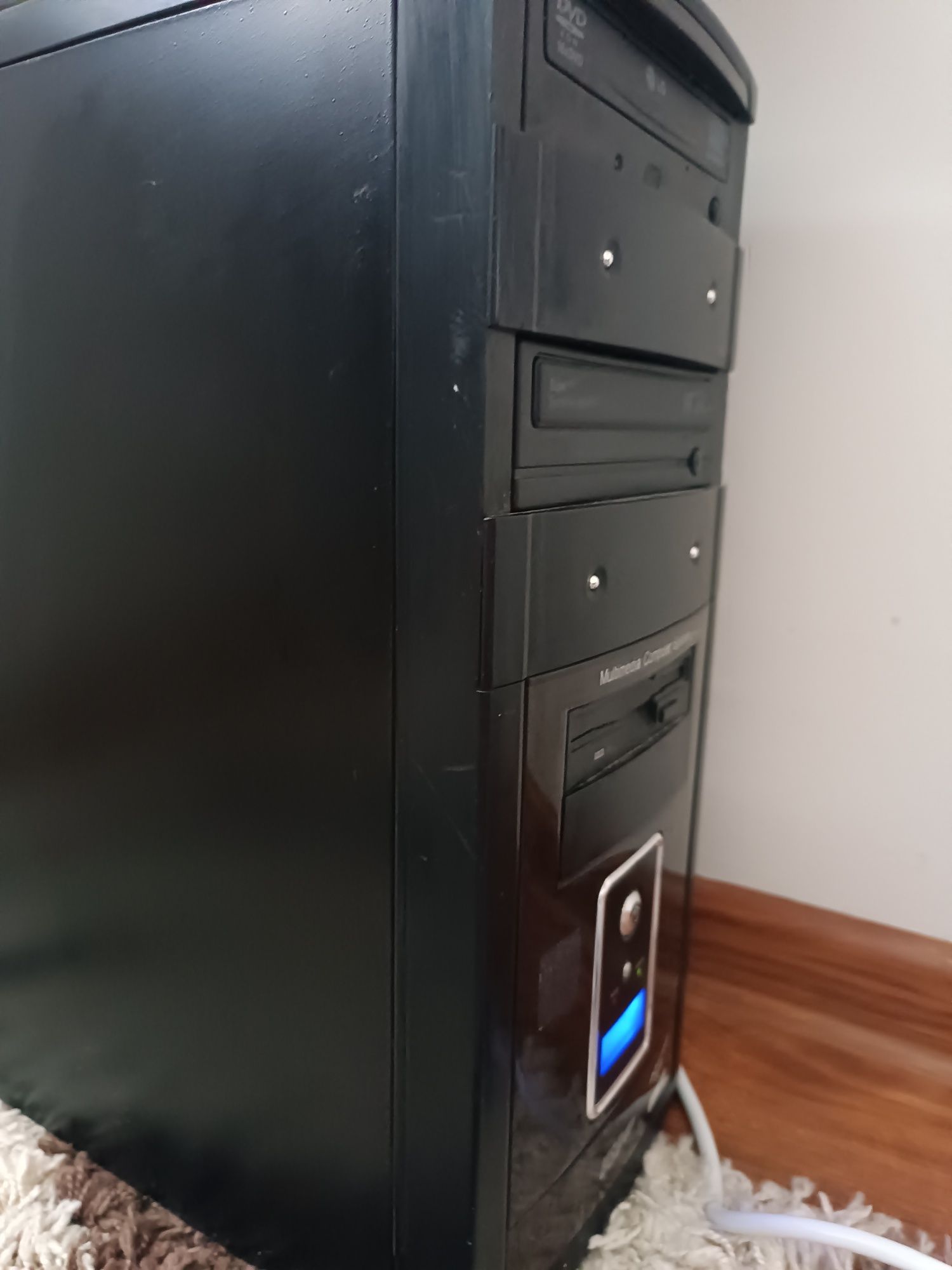Komputer Intel Core 16 GB RAM GTX 650 wraz z monitorem
