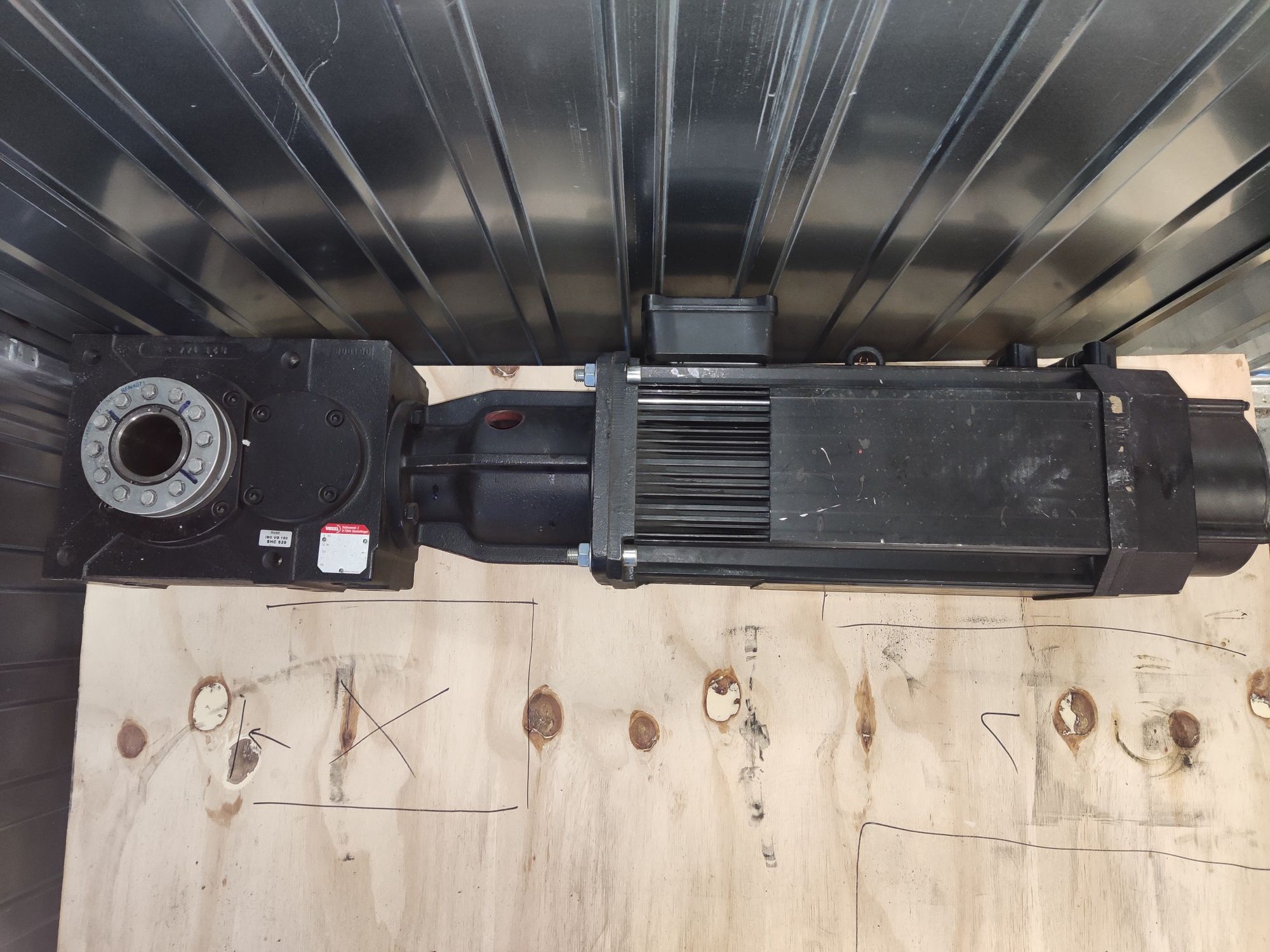 Silnik 13,2kW Servo LENZE MDFKABS100-22, przekładnia VOGEL mksh8 i=9,6