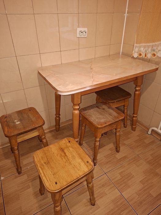 Табуретки дубові